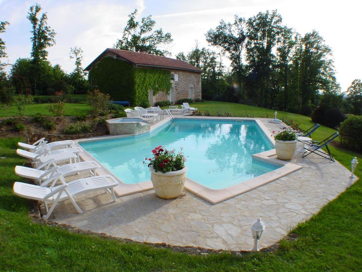 Gite 4 Personnes Situe Aux Portes Du Perigord Saint-Adjutory ภายนอก รูปภาพ